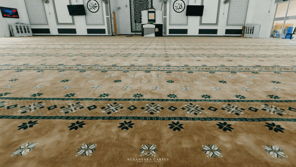 Lepar Hilir'deki Al Makmur Camii'ne halı döşendikten sonra