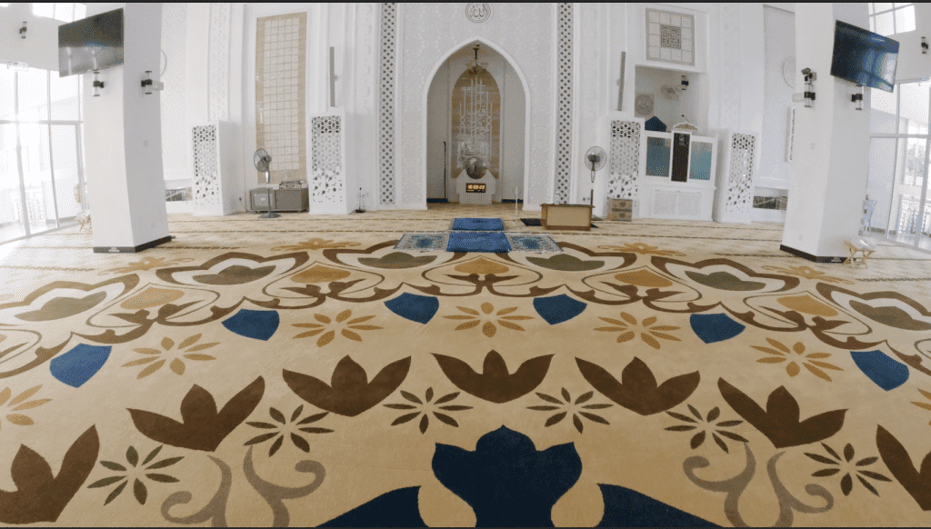 Karpet Masjid An Nasriyah Sitiawan dengan rekaan corak geometri yang elegan dan moden