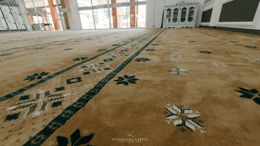 Lepar Hilir'deki Al Makmur Camii'ne halı döşendikten sonra