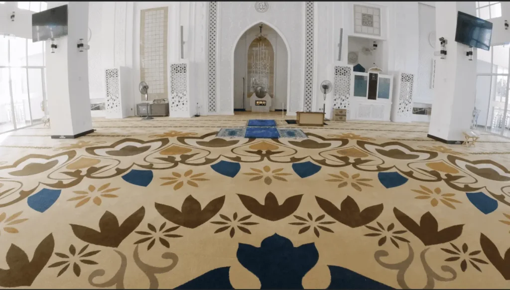 Karpet masjid An Nasriyah, Sitiawan selepas pemasangan, pandangan ke arah mihrab