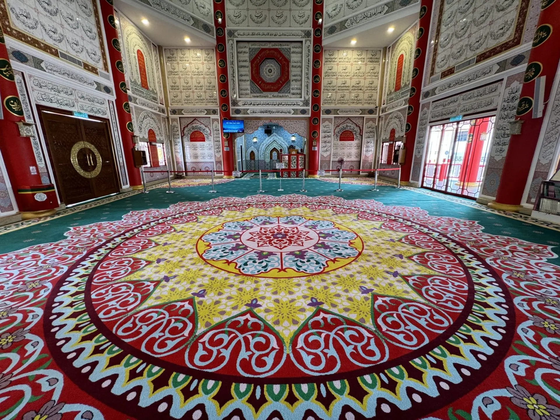 Pandangan luas karpet masjid Al-Khairiyah, Pulau Pangkor dengan bulatan bunga besar