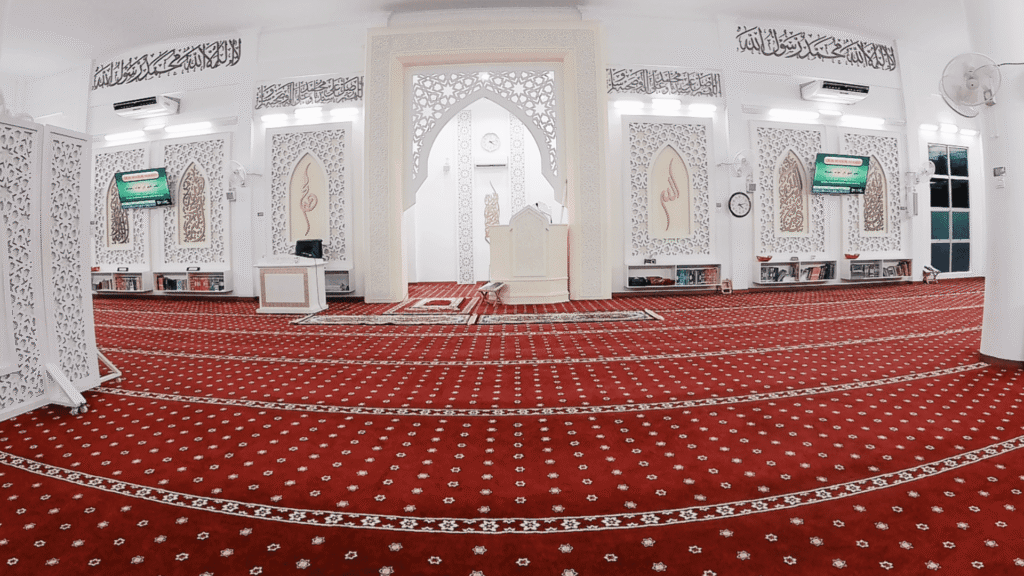 Ruang solat Alor Akar selepas pemasangan karpet