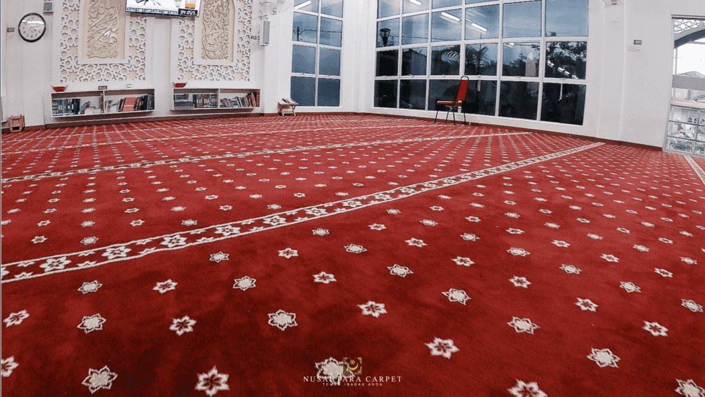 Ruang solat Alor Akar selepas pemasangan karpet - Kelurusan Jalur Saf