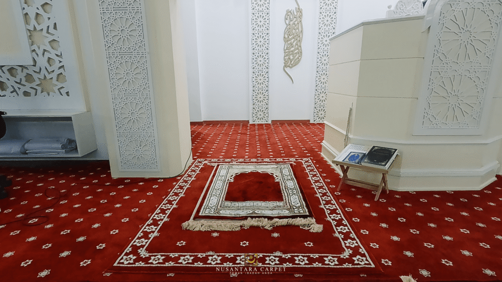 Ruang solat imam Alor Akar selepas pemasangan karpet