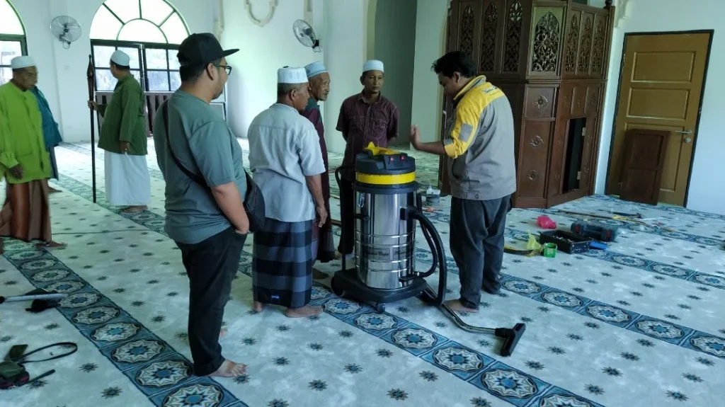 Ahli ajk Masjid Jamek Matang Gerdu mendengar penerangan tentang cara menggunakan vakum