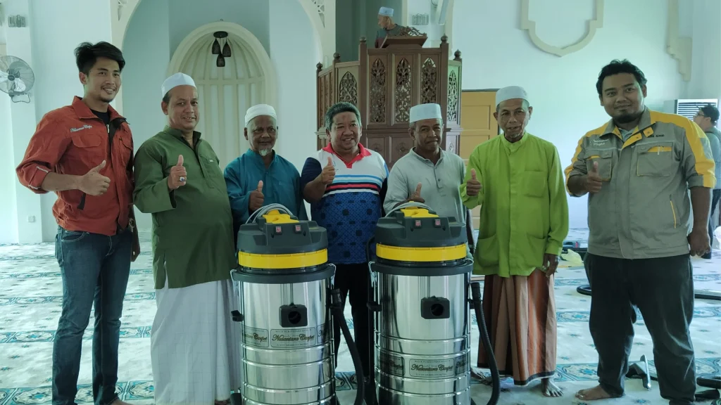 Ahli AJK Masjid Jamek matang Gerdu dan staff Nusantara Carpet bergambar bersama 2 vakum yang diberi secara percuma