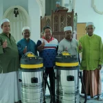 Ahli AJK Masjid Jamek matang Gerdu dan staff Nusantara Carpet bergambar bersama 2 vakum yang diberi secara percuma