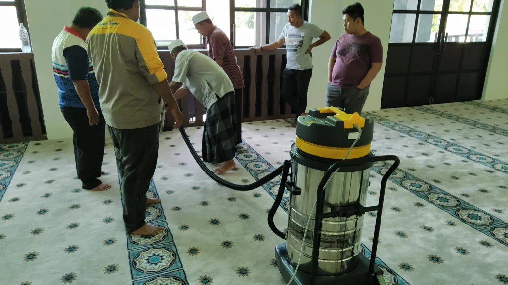 AJK Masjid Jamek Matang Gerdu menggunakan mesin vakum untuk membersihkan karpet masjid