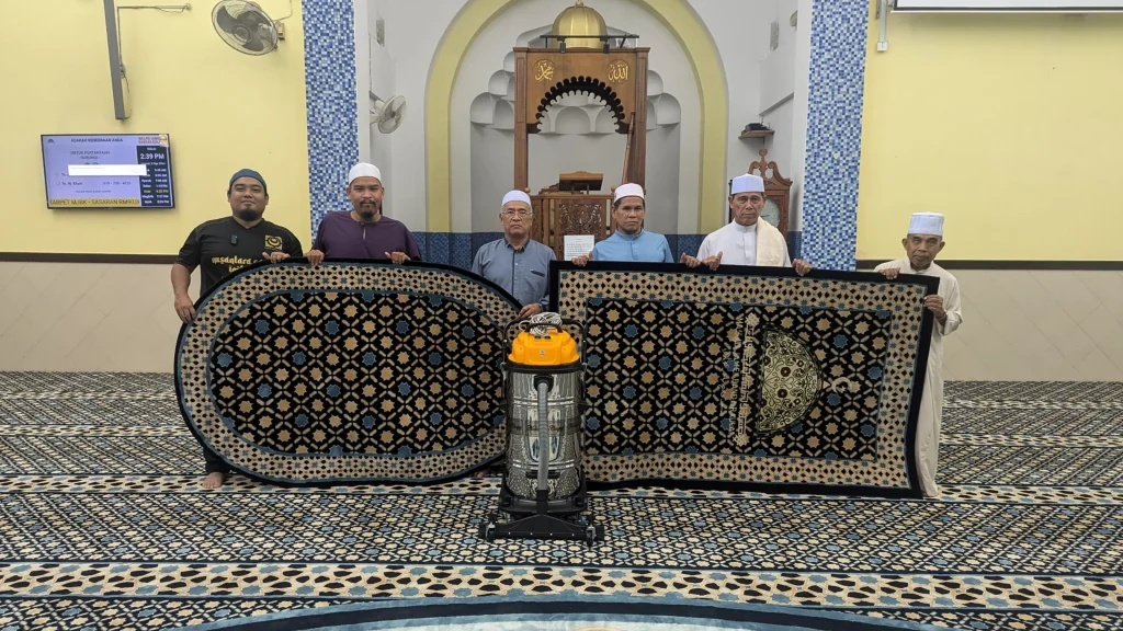 Ahli AJK masjid bergambar bersama sejadah imam customade dan vacuum cleaner