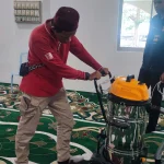 Ahli ajk surau mencuba vakum baru