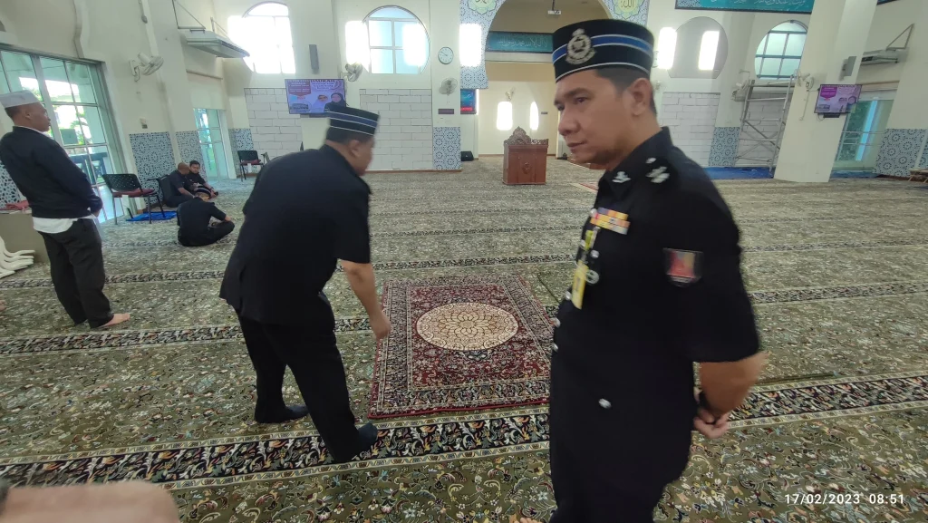 Anggota polis merasai karpet lembut dan cantik dari nusantara karpet