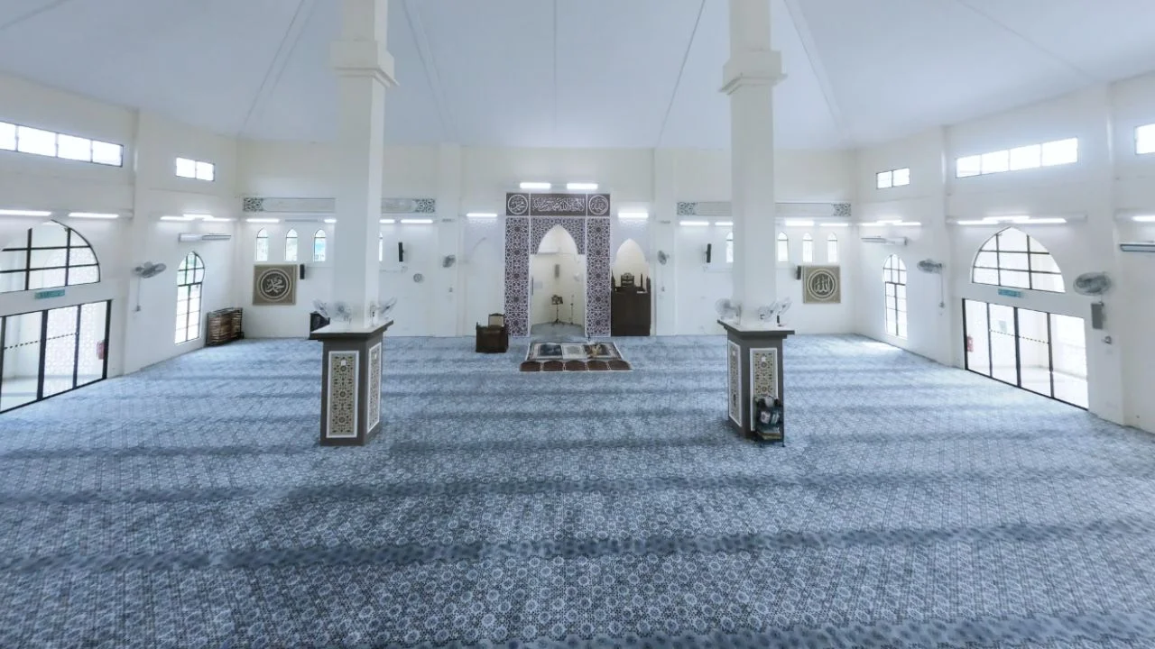 Pemandangan dewan solat utama dengan pemasangan karpet gred premium berwarna kelabu kebiruan berunsurkan corak saf lurus geometri di Masjid Al-Sultan Abdullah Ri'ayatudin Al-Mustafa Billah Shah Benta, Pahang [nusantaracarpet.com].