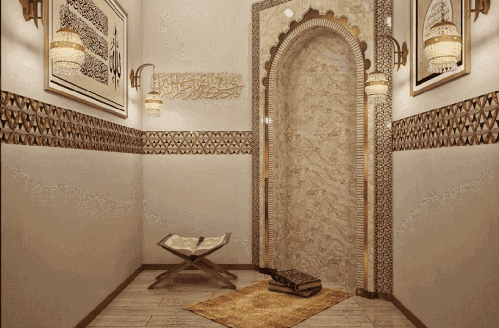 Sudut ruang solat khas di dalam rumah memaparkan struktur replika mihrab masjid daripada marmar coklat muda, hiasan dinding kaligrafi Arab keemasan, lampu dinding klasik yang menyala, serta sehelai sejadah coklat di atas lantai kayu