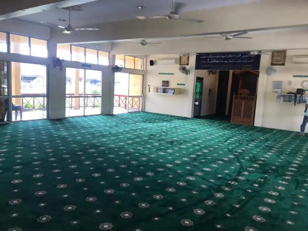 Pemasangan karpet surau dengan corak geometri Islamik di Surau Al Khautar