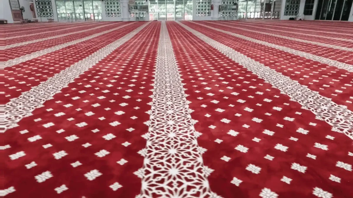 Pemasangan karpet masjid dengan corak geometri Islamik di Masjid At Taqwa Padang Tembak.