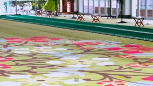 Pemasangan karpet masjid dengan corak bunga di Masjid Raja Haji Fisabilillah, Cyberjaya
