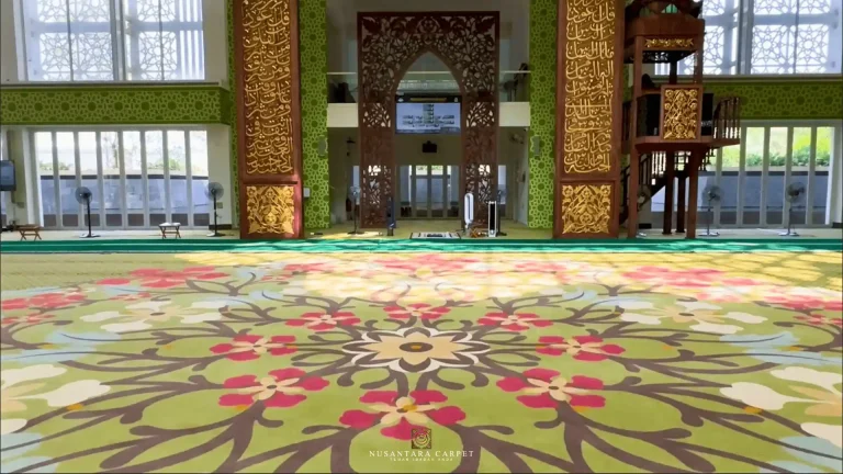 Pemasangan karpet masjid dengan corak bunga di Masjid Raja Haji Fisabilillah, Cyberjaya