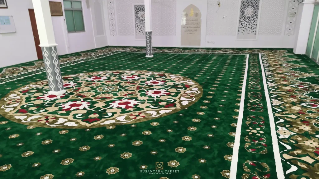 Pemasangan karpet masjid dengan corak geometri Islamik di Masjid Abu Bakar As Siddiq, Subang Jaya