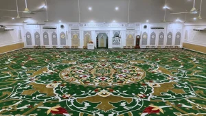 Pemasangan karpet masjid dengan corak geometri Islamik di Masjid Abu Bakar As Siddiq, Subang Jaya