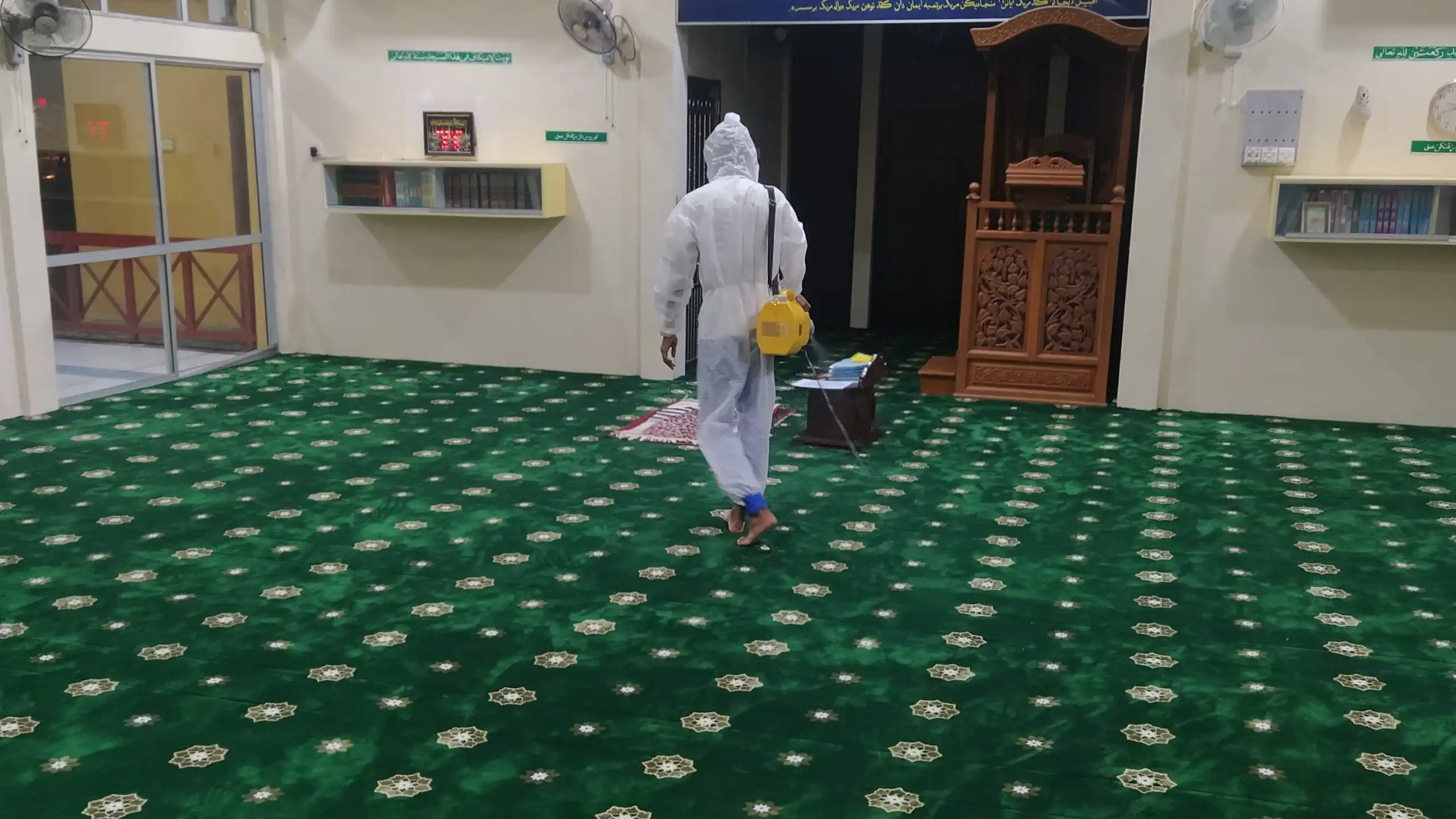 Proses sanitasi di Surau Al Khautar