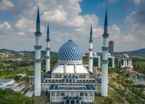 Pemandangan udara aerial view Masjid Negeri Sultan Salahuddin Abdul Aziz Shah Shah Alam dengan kubah biru besar