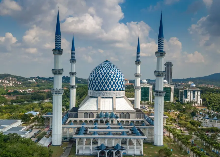 Pemandangan udara aerial view Masjid Negeri Sultan Salahuddin Abdul Aziz Shah Shah Alam dengan kubah biru besar