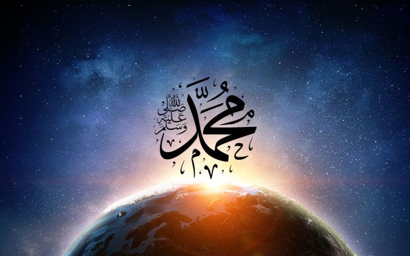 Seni khat kaligrafi Arab nama Nabi Muhammad SAW berwarna hitam terapung di atas visual planet bumi dengan latar belakang ruang angkasa penuh bintang