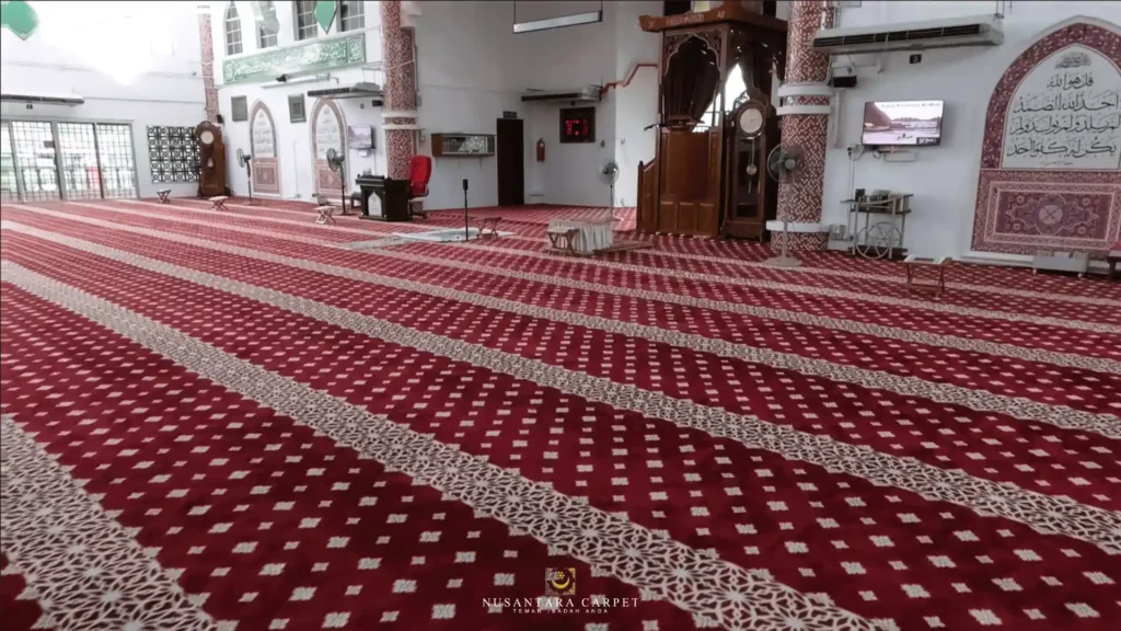 Pemasangan karpet masjid dengan corak geometri Islamik di Masjid At Taqwa Padang Tembak - Pandangan Jarak Jauh