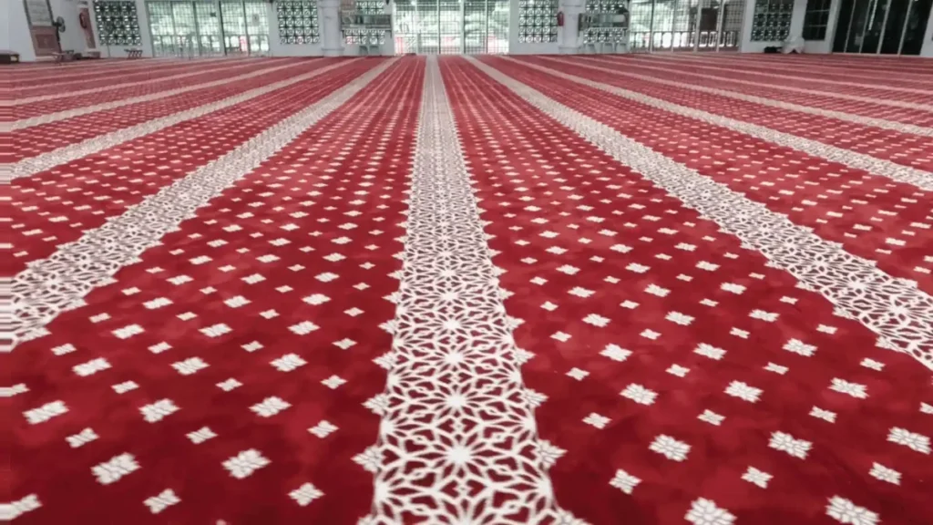 Pemasangan karpet masjid dengan corak geometri Islamik di Masjid At Taqwa Padang Tembak - Pandangan Jarak Dekat