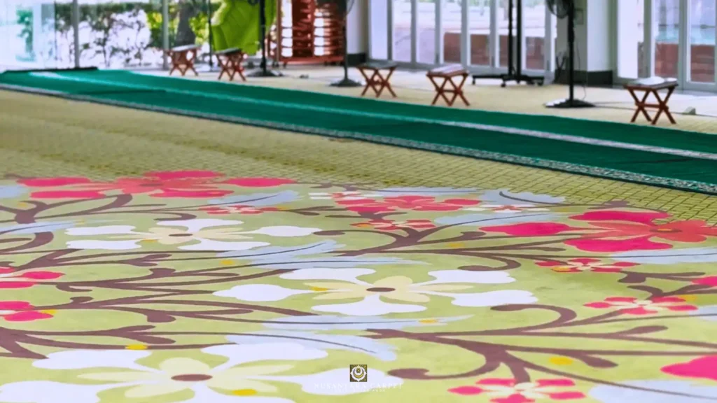 Pemasangan karpet masjid dengan corak bunga di Masjid Raja Haji Fisabilillah, Cyberjaya - Pandangan Sudut Saf