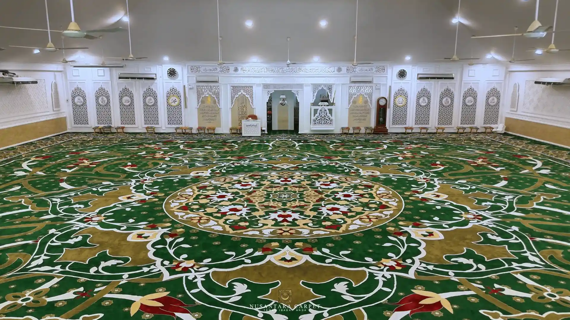 Pemasangan karpet masjid dengan corak geometri Islamik di Masjid Abu Bakar As Siddiq, Subang Jaya - Pandangan Ruang Sisi