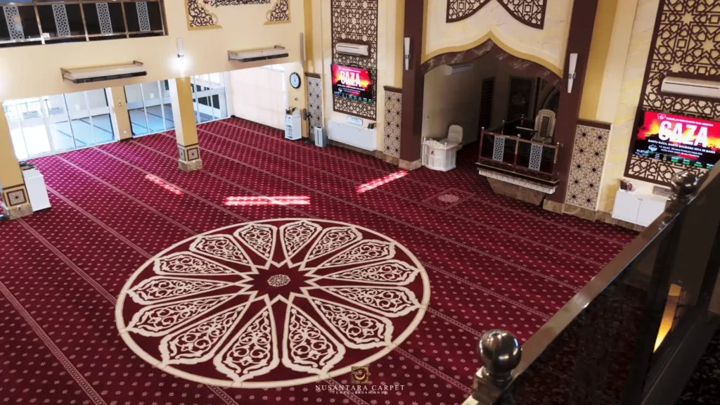 Masjid Teras Jernang'da İslami geometrik desenli cami halısının döşenmesi.,