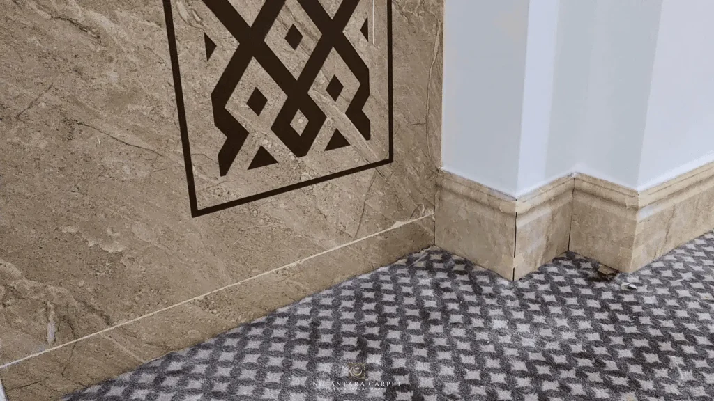 Pemasangan karpet masjid dengan motif geometris Islam di Masjid Setia Alam, Shah Alam.