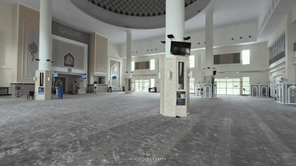 Pemasangan karpet masjid dengan motif geometris Islam di Masjid Setia Alam, Shah Alam.
