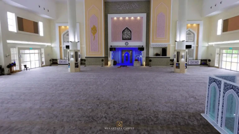 Pemasangan karpet masjid dengan corak geometri Islamik di Masjid Setia Alam. Shah Alam. - Pemandangan Sudut Belakang
