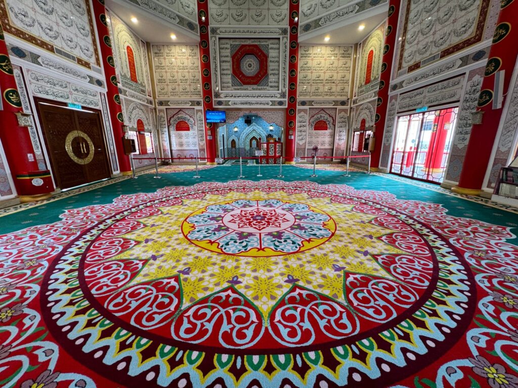 Karpet Premium Corak Geometri di Masjid Al - Khairiyah Gambar Medallion