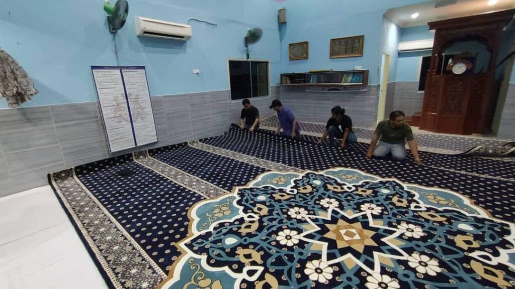 Proses pemasangan dan pembentangan karpet kustom bercorak medallion oleh kru Nusantara di dewan solat utama Masjid Jamek Al-Ridhuan
