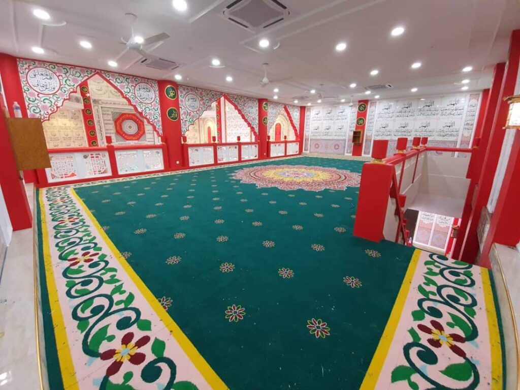 Karpet Premium Warna Hijau di Masjid Al - Khairiyah Gambar Pandangan Sudut Penjuru