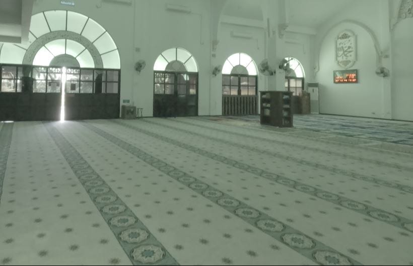 karpet masjid bercorak saf linear berwarna hijau lembut di dewan solat utama Masjid Jamek Matang Gerdu, Bagan Serai