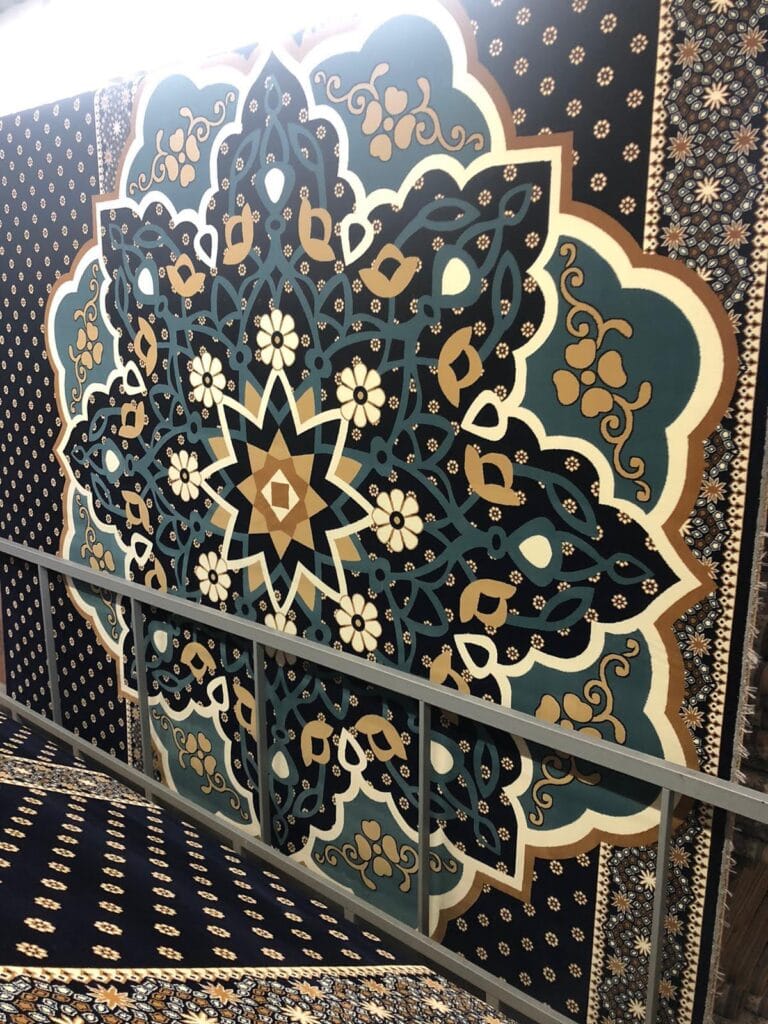 Rekaan kustom permaidani masjid premium bercorak medallion bintang geometri besar rona hitam, emas, dan hijau di Masjid Jamek Al-Ridhuan