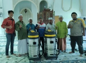 Jawatankuasa Masjid Jamek Matang Gerdu Bagan Serai bergambar bersama kru Nusantara Carpet dan dua buah mesin vakum industri di atas karpet saf baharu