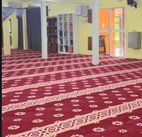karpet masjid al hijrah desa pinggiran yang bercorak and mempunyai warna merah