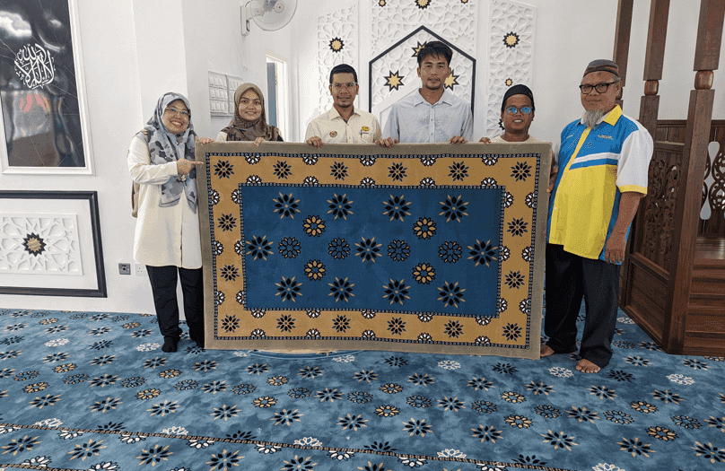 Karpet Premium Warna Biru di Masjid Al-Taqwa Gambar AJK Mendapat Sejadah Imam Percuma