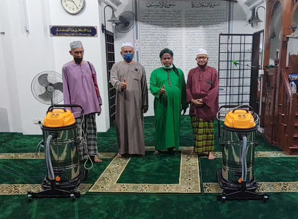 Karpet Premium Warna Hijau di Masjid Tunku Abdul Rahman Putra Gambar Jemaah Mendapat Pecuma Vacuum