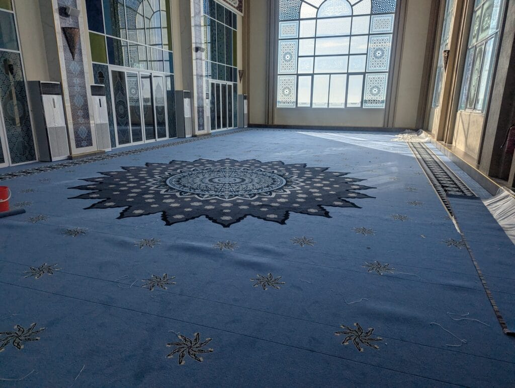 Karpet Premium Warna Biru di Masjid Tuminah Hamidi Gambar Pandangan Kanan