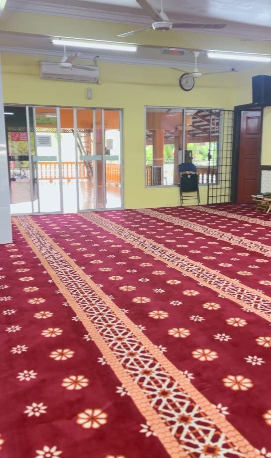Karpet Baru Masjid Al - Hijrah Desa Pinggiran Putera