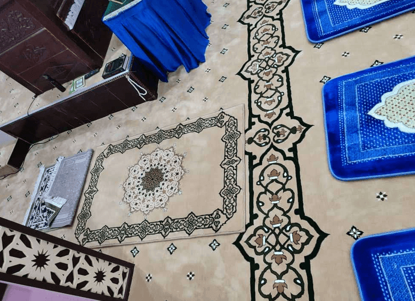 Pandangan dekat permaidani imam bercorak medallion dan karpet mewah berona krim di kawasan mihrab Masjid Al-Hamidiah