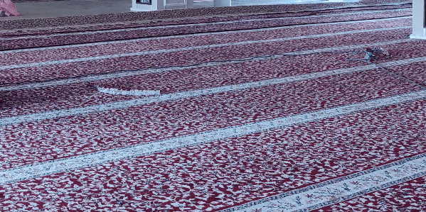 Karpet Premium Warna Merah di Masjid Sungai Tong Gambar Pandangan Saf Hadapan