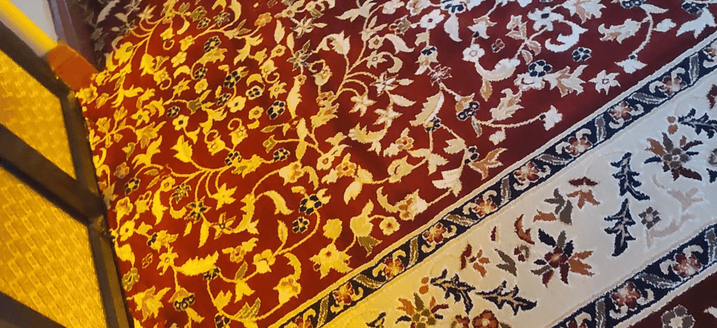 Karpet Premium Warna Merah di Masjid Sungai Tong Gambar Pandangan Tepi Pintu