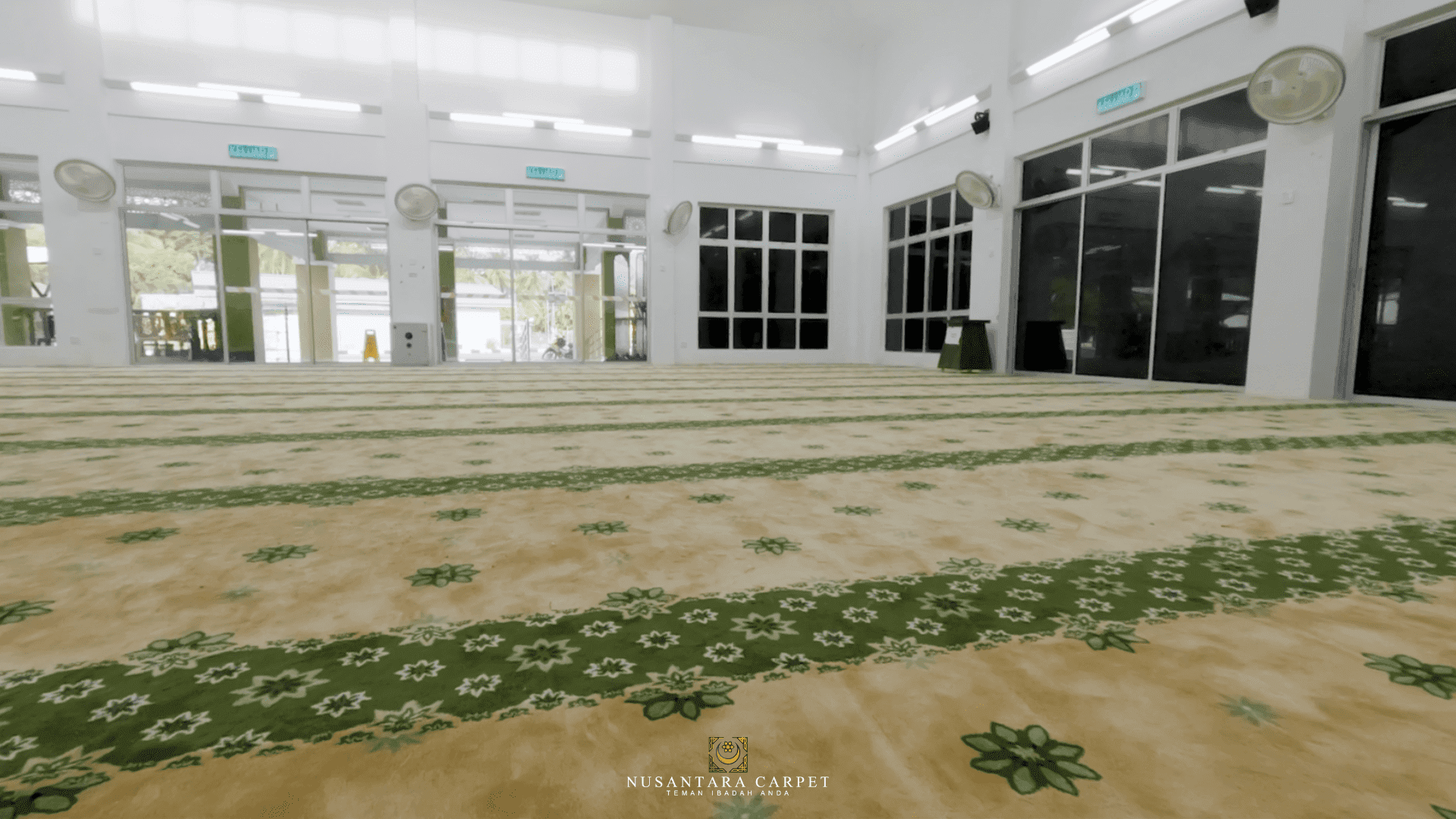 Karpet masjid Ulu Gali corak geometri hijau di ruang solat Masjid Ulu Gali